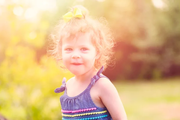 Toddler playing outside — Stock Photo, Image