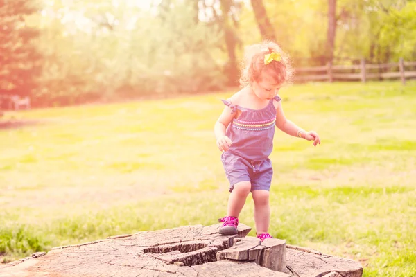 Toddler playing outside — Stock Photo, Image