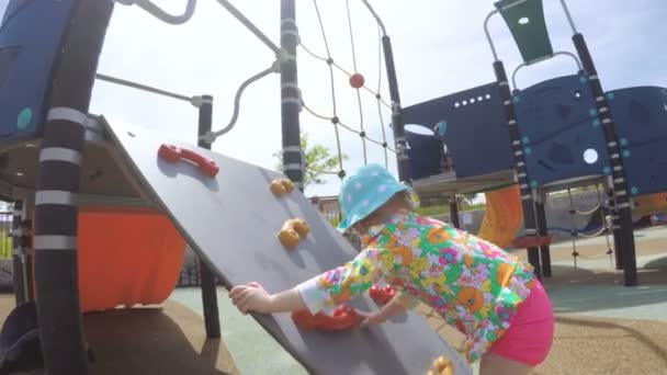 Batole dětská hřiště v městské zástavbě — Stock video