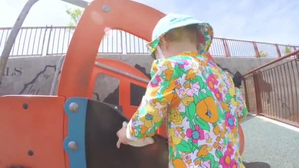 Kisgyermek játszótér, városi környezetben — Stock videók
