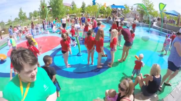 Parque de salpicaduras parque infantil — Vídeo de stock