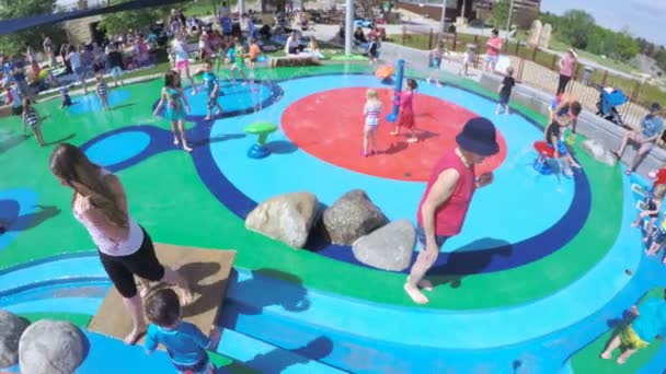 Детская площадка в парке Слэш — стоковое видео