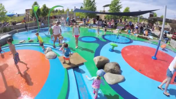 Сплеск парку дитячий майданчик — стокове відео