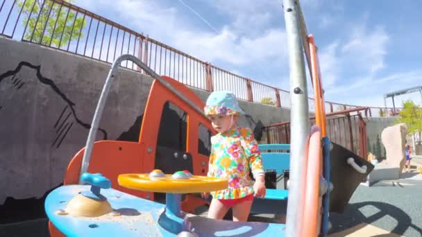 Детская площадка Тоддлера в городской зоне — стоковое видео