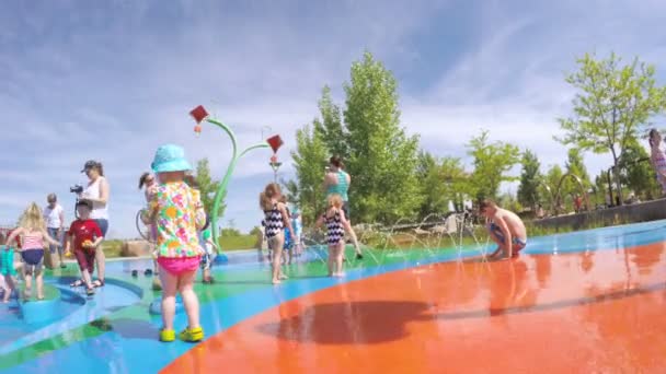 Parque de salpicaduras parque infantil — Vídeo de stock