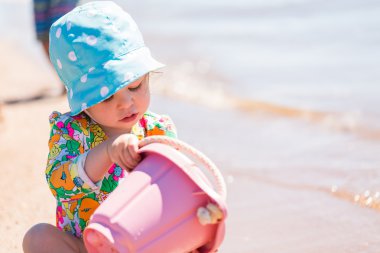 Kumsalda yeni yürümeye başlayan çocuk