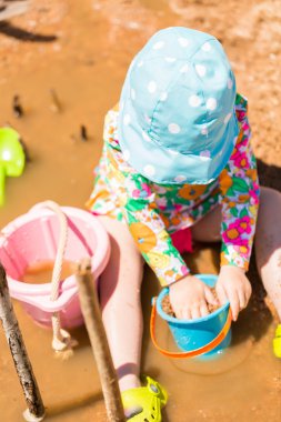 Kumsalda yeni yürümeye başlayan çocuk