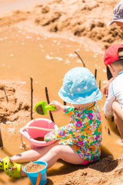 Kumsalda yeni yürümeye başlayan çocuk