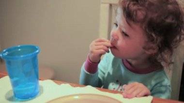 küçük kız yemek çerez