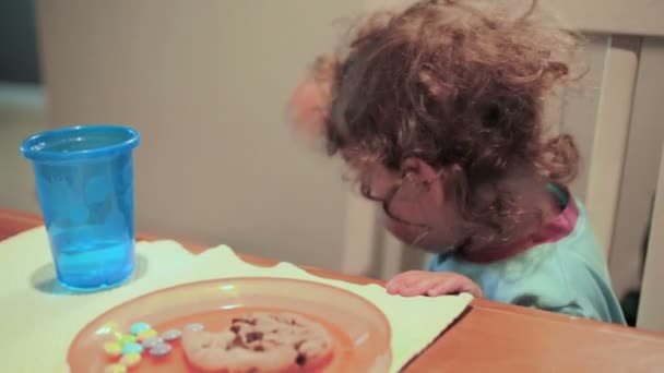 Little girl eating cookie — Stock Video