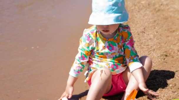 Niño en la playa — Vídeos de Stock