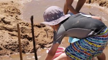  Kum oyuncakları ile oynarken çocuklar