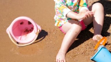 Kumsalda yeni yürümeye başlayan çocuk