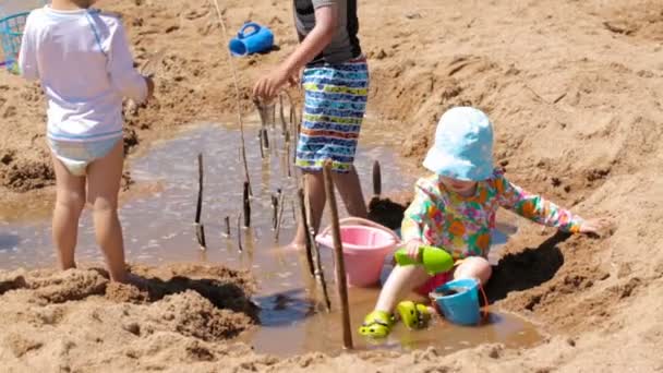 Kum oyuncakları ile oynarken çocuklar — Stok video