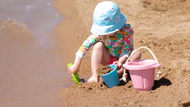 Niño en la playa — Vídeo de stock