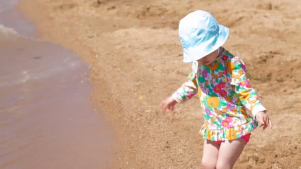 Bambino sulla spiaggia — Video Stock