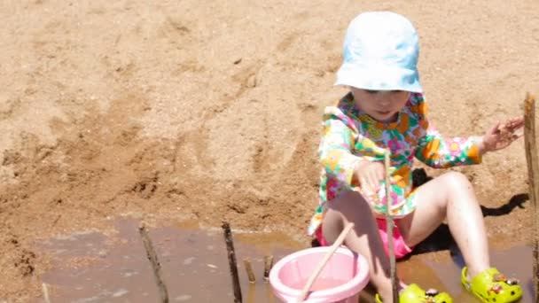 Niño en la playa — Vídeo de stock