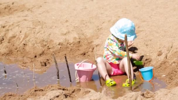 Niño en la playa — Vídeo de stock