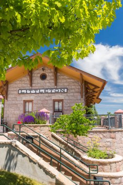 Hafif raylı sistem istasyonu görünümünü