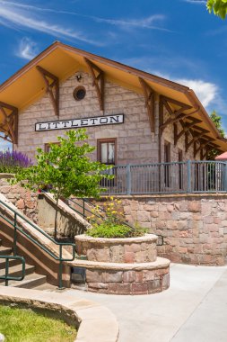 Hafif raylı sistem istasyonu görünümünü