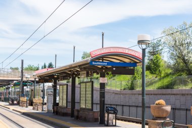 Hafif raylı sistem istasyonu görünümünü