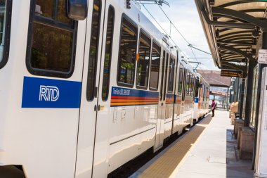 Hafif raylı sistem istasyonu görünümünü