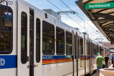 Hafif raylı sistem istasyonu görünümünü