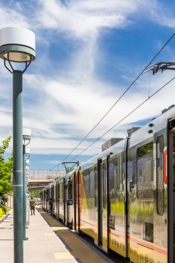 Hafif raylı sistem istasyonu görünümünü