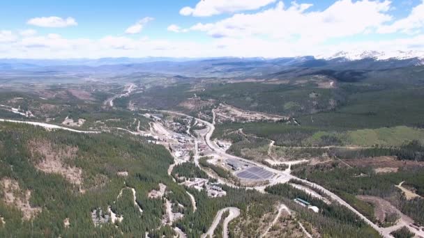 Vista aerea della stazione sciistica in estate . — Video Stock