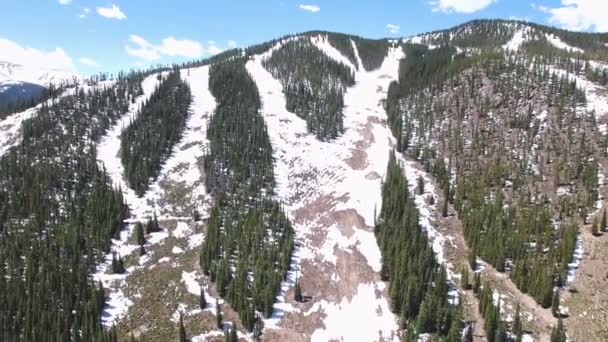 Luchtfoto van ski-oord in de zomer. — Stockvideo