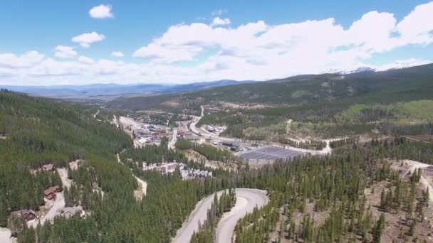 Vista aérea da estância de esqui no verão . — Vídeo de Stock