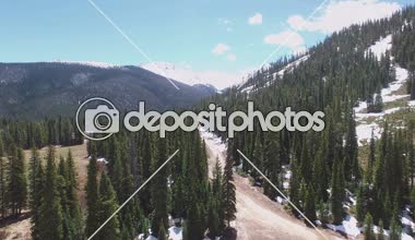 Yaz aylarında kayak merkezi havadan görünümü.