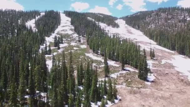 Luftaufnahme des Skigebiets im Sommer. — Stockvideo