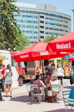 Gıda kamyonları Civic Center yiyor olay için.