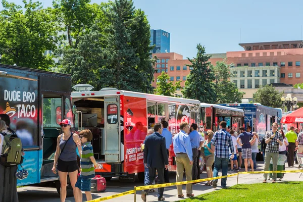 Food trucks voor Civic Center eet evenement. — Stockfoto