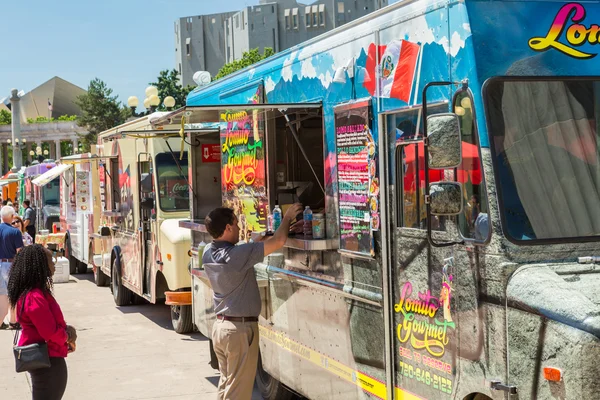 Food trucks voor Civic Center eet evenement. — Stockfoto