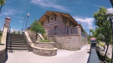 Şehir merkezindeki Littleton hafif raylı sistem istasyonu yaz.