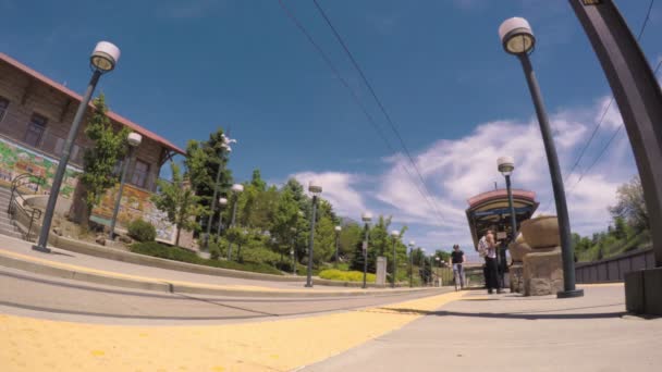 Şehir merkezindeki Littleton hafif raylı sistem istasyonu — Stok video