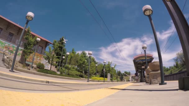 Şehir merkezindeki Littleton hafif raylı sistem istasyonu — Stok video
