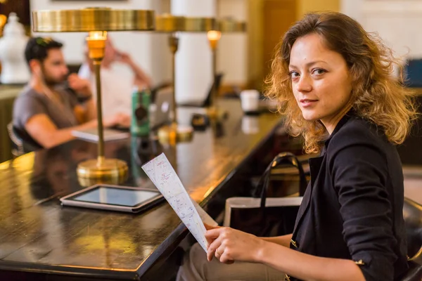 Vrouw kwam naar Union Station — Stockfoto