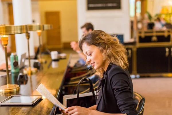 Vrouw kwam naar Union Station — Stockfoto