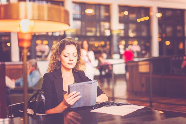 Vrouw op Union Station — Stockfoto