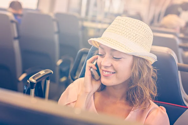 Giovane donna in viaggio — Foto Stock