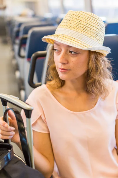 Giovane donna in viaggio — Foto Stock