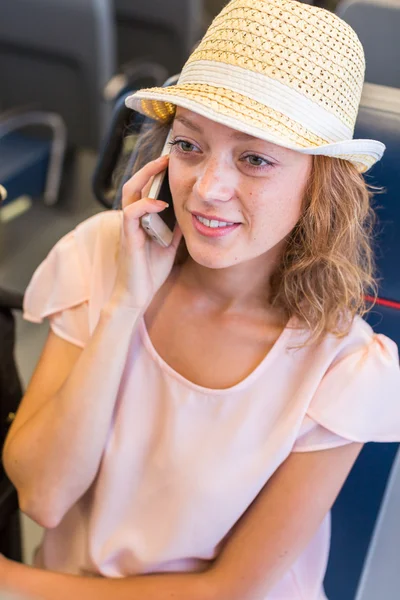 Giovane donna in viaggio — Foto Stock