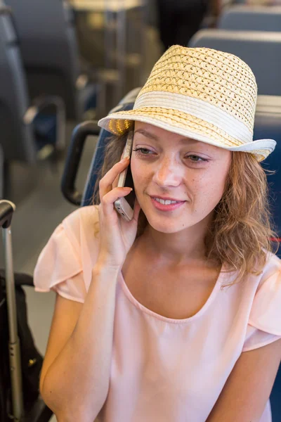 Giovane donna in viaggio — Foto Stock