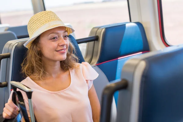 Giovane donna in viaggio — Foto Stock