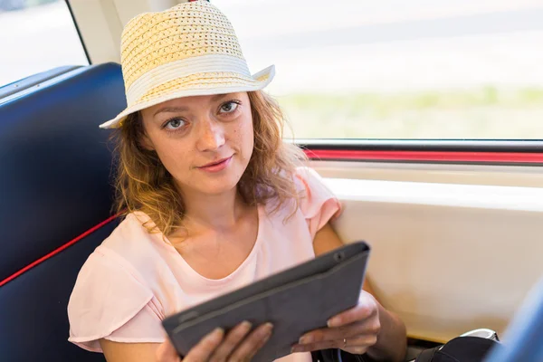 Giovane donna in viaggio — Foto Stock