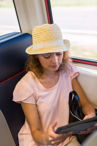 Giovane donna in viaggio — Foto Stock