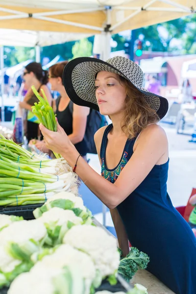 Nő shopping a mezőgazdasági termelők piacra — Stock Fotó